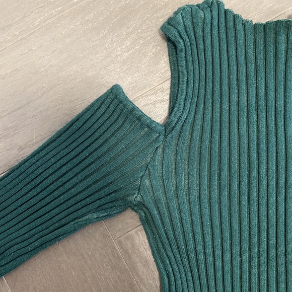 FOREVER 21 Green Cold Shoulder Knit Love Sleeve - Picture 6 of 9